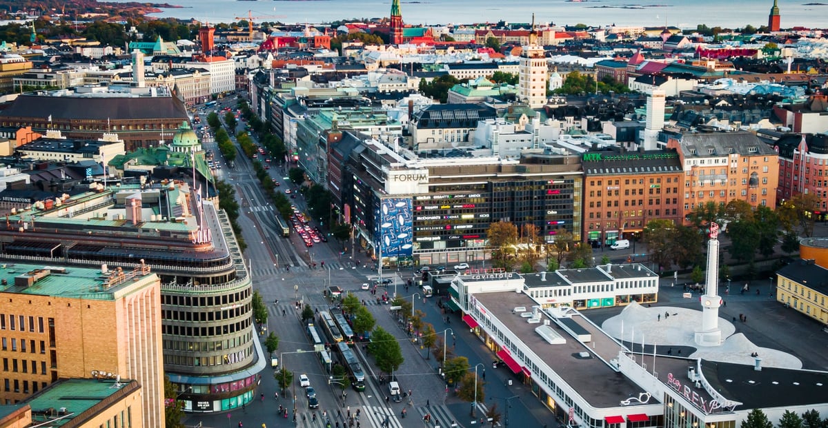 Monta vuosikymmentä rakennusautomaation kehityksen ytimessä